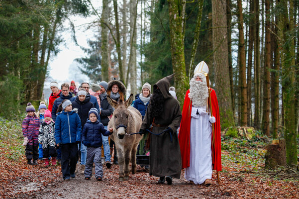 Samichlaus mit Kindern im Wald